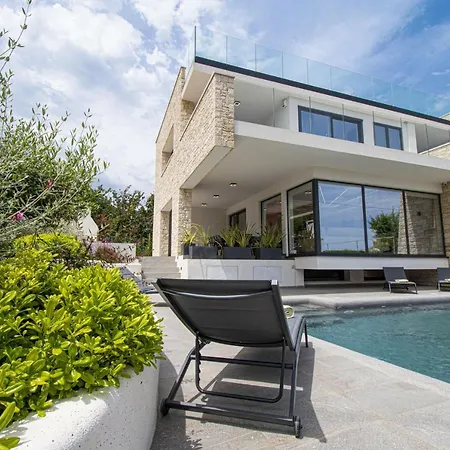 Rosarol Near Medulin For 8 People With Private Pool & Only 800 M From Sea Villa