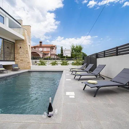 Villa Rosarol Near Medulin For 8 People With Private Pool & Only 800 M From Sea *