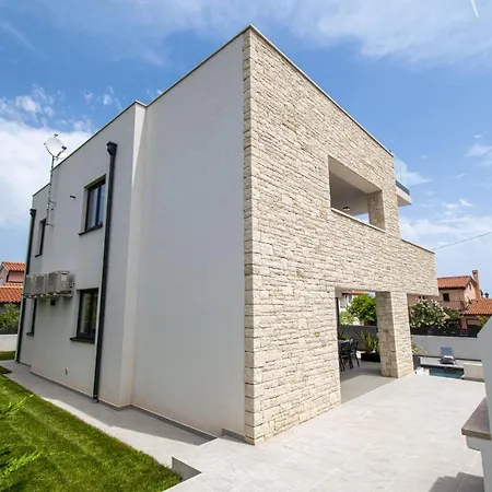 Rosarol Near Medulin For 8 People With Private Pool & Only 800 M From Sea