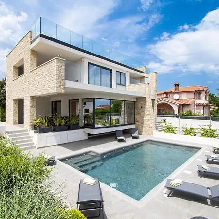 Villa Rosarol Near Medulin For 8 People With Private Pool & Only 800 M From Sea Liznjan
