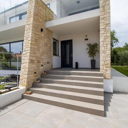 Rosarol Near Medulin For 8 People With Private Pool & Only 800 M From Sea Liznjan