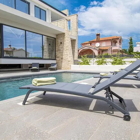Rosarol Near Medulin For 8 People With Private Pool & Only 800 M From Sea Villa