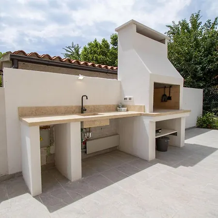 Rosarol Near Medulin For 8 People With Private Pool & Only 800 M From Sea Villa *