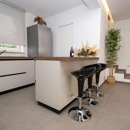 Rosarol Near Medulin For 8 People With Private Pool & Only 800 M From Sea Villa
