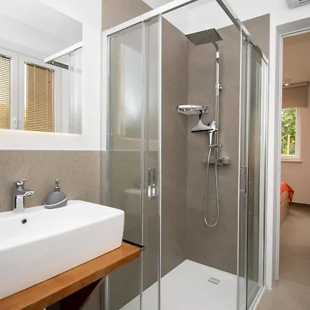 Rosarol Near Medulin For 8 People With Private Pool & Only 800 M From Sea *