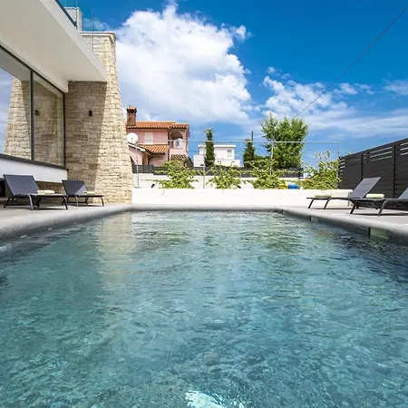 Villa Rosarol Near Medulin For 8 People With Private Pool & Only 800 M From Sea Liznjan