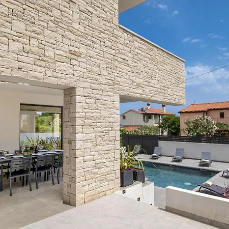 Villa Rosarol Near Medulin For 8 People With Private Pool & Only 800 M From Sea