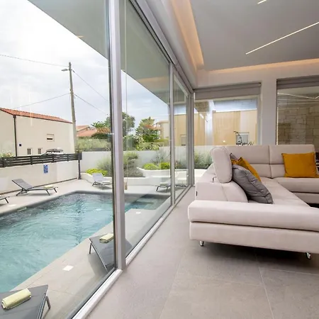 Rosarol Near Medulin For 8 People With Private Pool & Only 800 M From Sea Liznjan