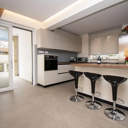 Villa Rosarol Near Medulin For 8 People With Private Pool & Only 800 M From Sea Liznjan