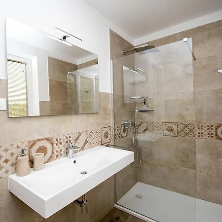 Rosarol Near Medulin For 8 People With Private Pool & Only 800 M From Sea Liznjan