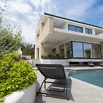 Rosarol Near Medulin For 8 People With Private Pool & Only 800 M From Sea Villa