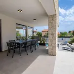 Rosarol Near Medulin For 8 People With Private Pool & Only 800 M From Sea * Ližnjan