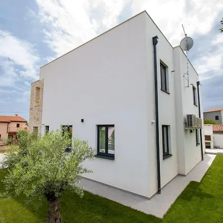 Villa Rosarol Near Medulin For 8 People With Private Pool & Only 800 M From Sea *